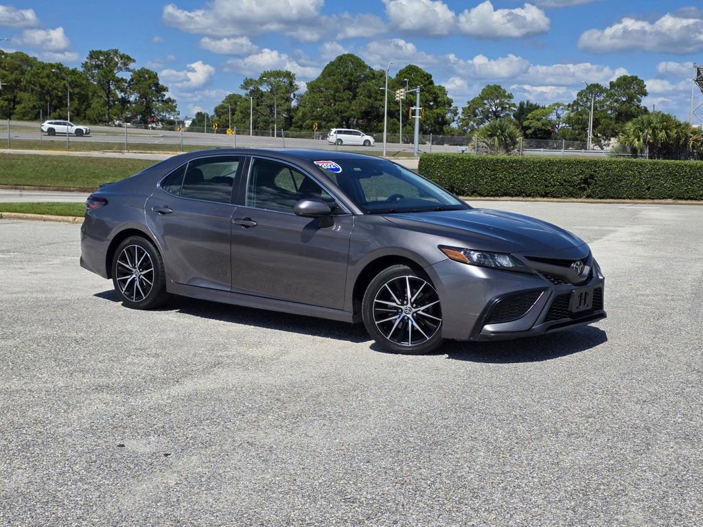 Used 2021 Toyota Camry SE image 1
