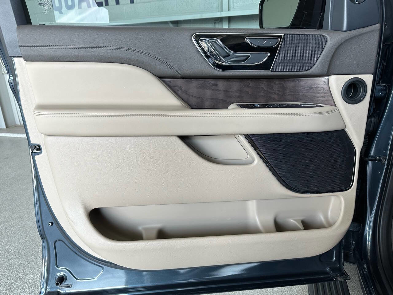 Used 2022 Lincoln Navigator 2WD image 9