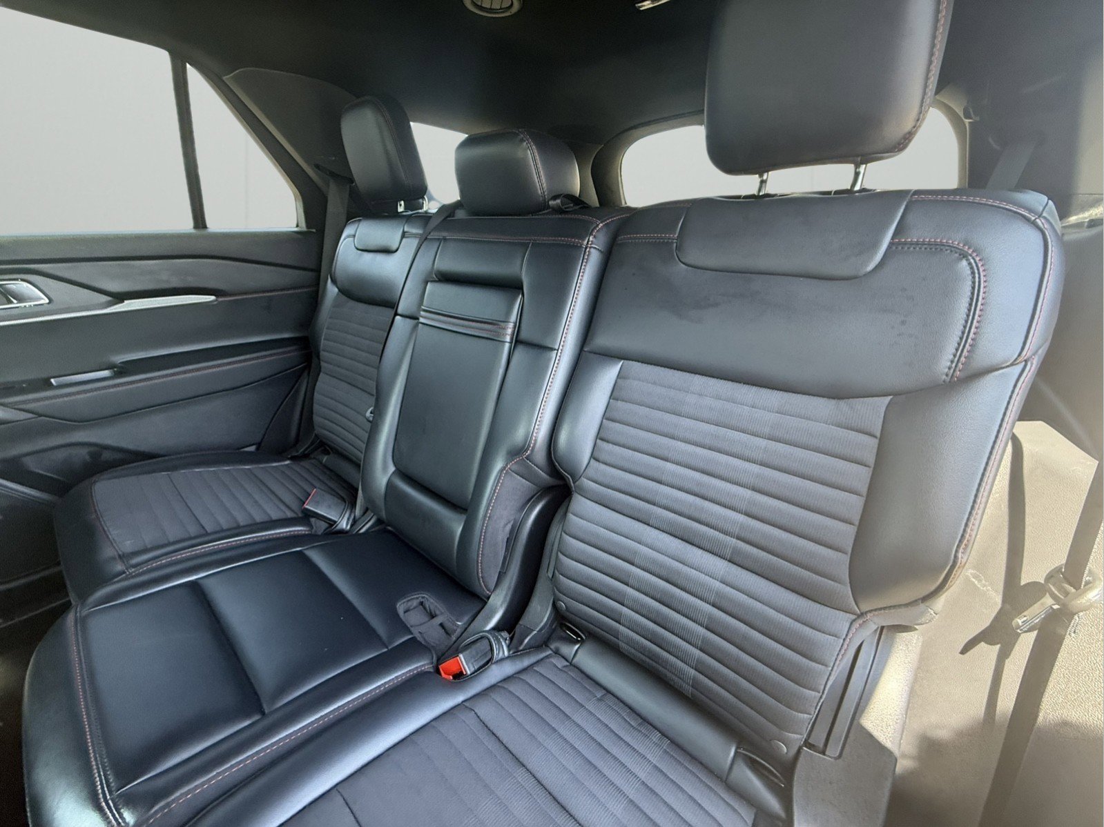 Used 2025 Ford Explorer ST-Line w/ ST-Line Street Pack image 27