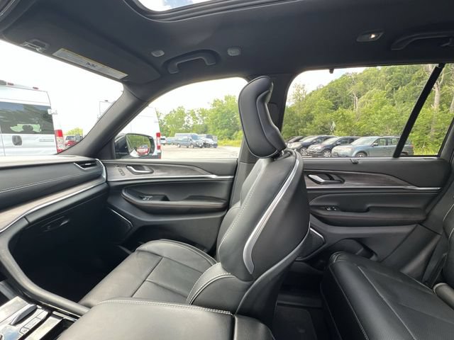 Used 2025 Jeep Grand Cherokee Overland w/ Adv Protech Group III AWD/4WD image 12