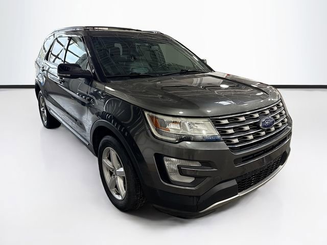Used 2016 Ford Explorer XLT w/ Equipment Group 202A image 3