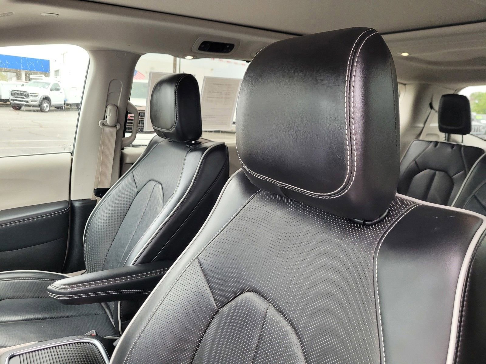 Used 2024 Chrysler Pacifica Limited image 17