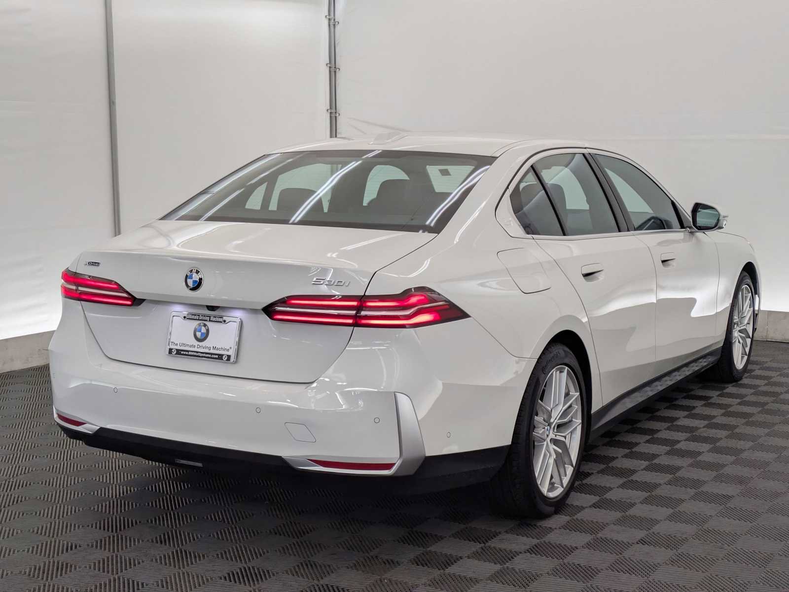 Used 2025 BMW 530i xDrive w/ Premium Package AWD/4WD image 6