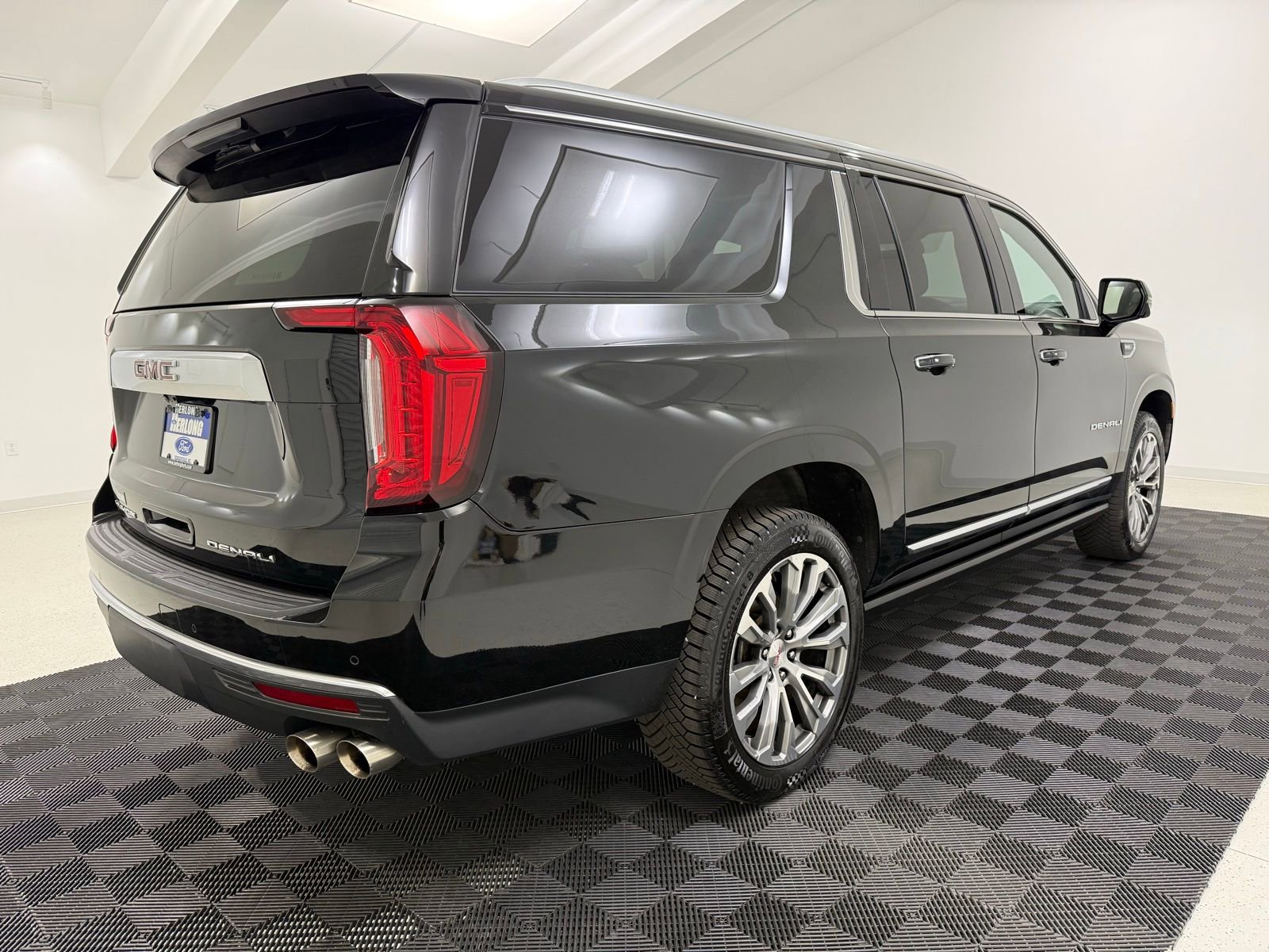 Used 2021 GMC Yukon XL Denali w/ Denali Premium Package image 6
