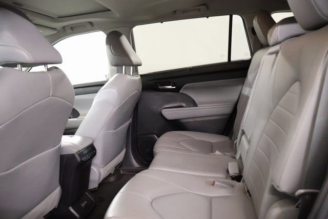 Used 2023 Toyota Highlander XLE AWD/4WD image 31