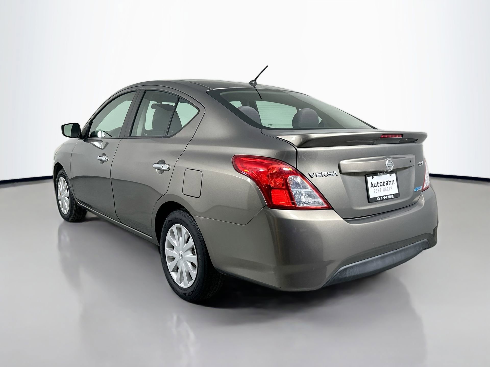 Used 2015 Nissan Versa SV image 9