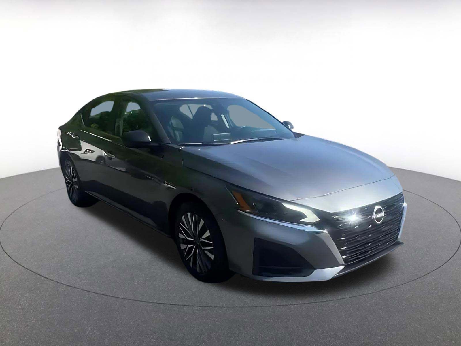 Used 2025 Nissan Altima 2.5 SV FWD image 3