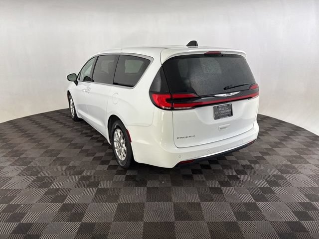 Used 2023 Chrysler Pacifica Touring-L FWD image 7