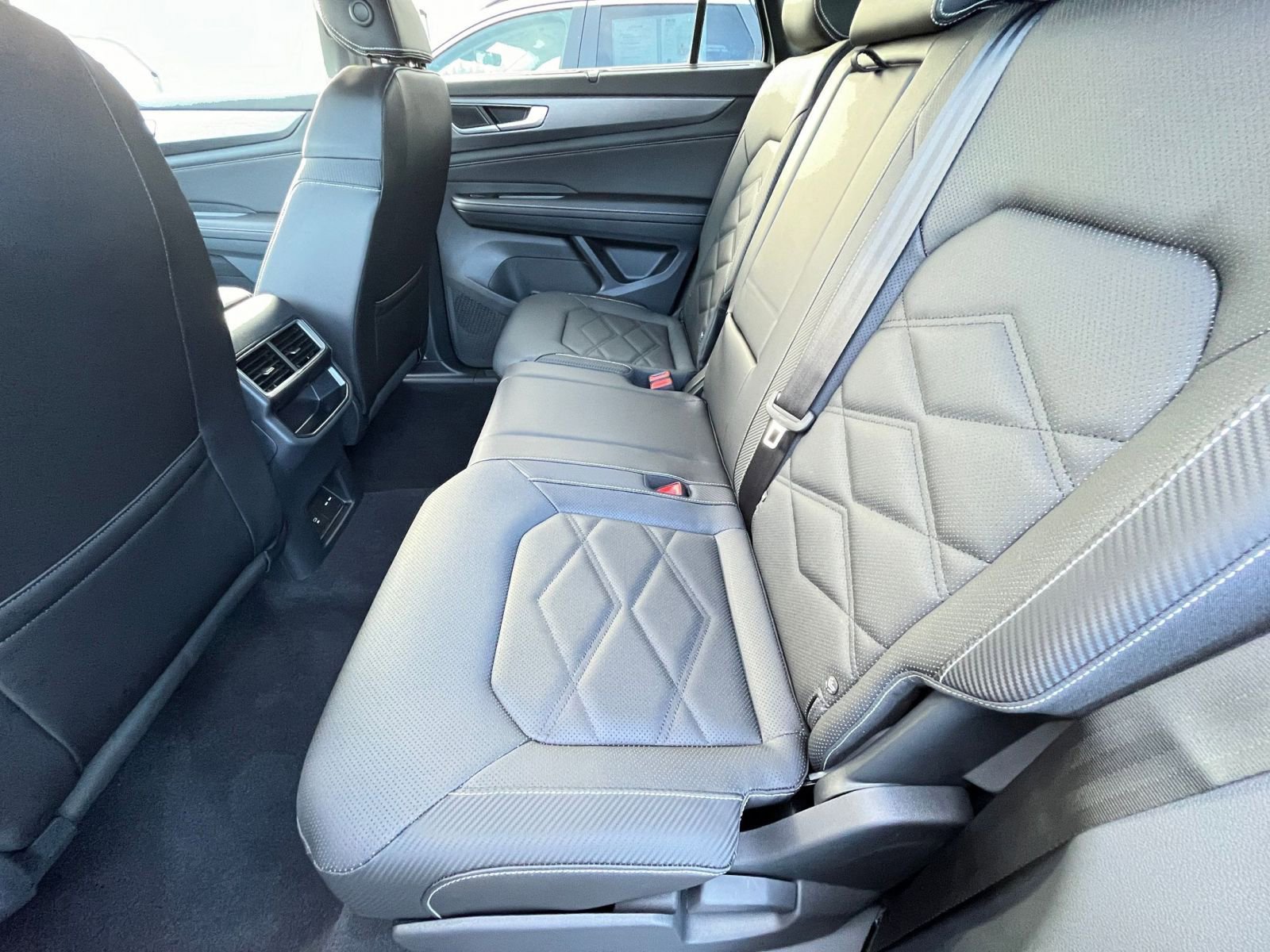 Used 2025 Volkswagen Atlas Cross Sport SE image 25