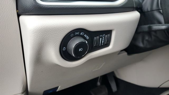 Certified 2024 Chrysler Pacifica Touring-L image 9