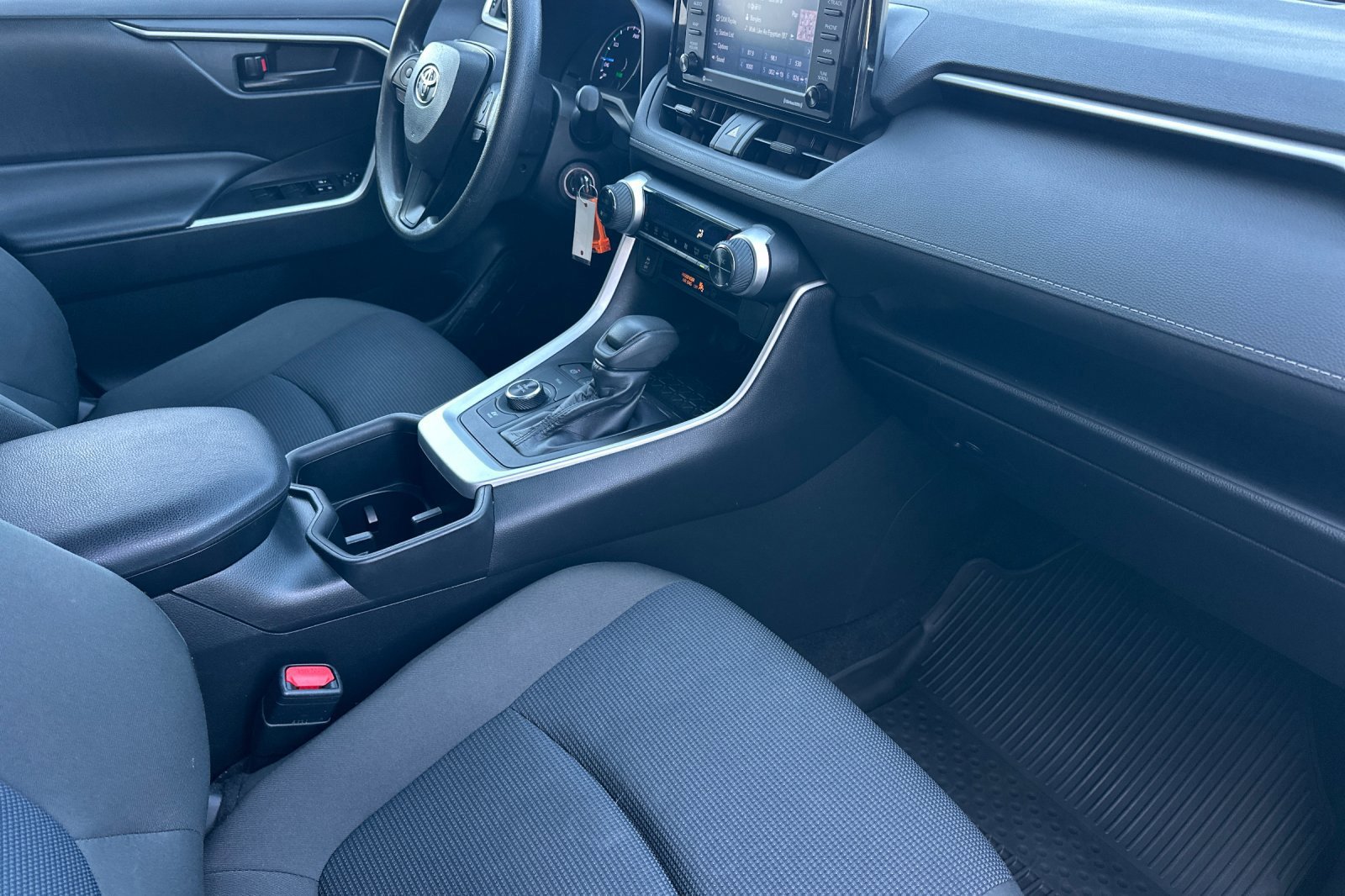 Used 2022 Toyota RAV4 LE image 16