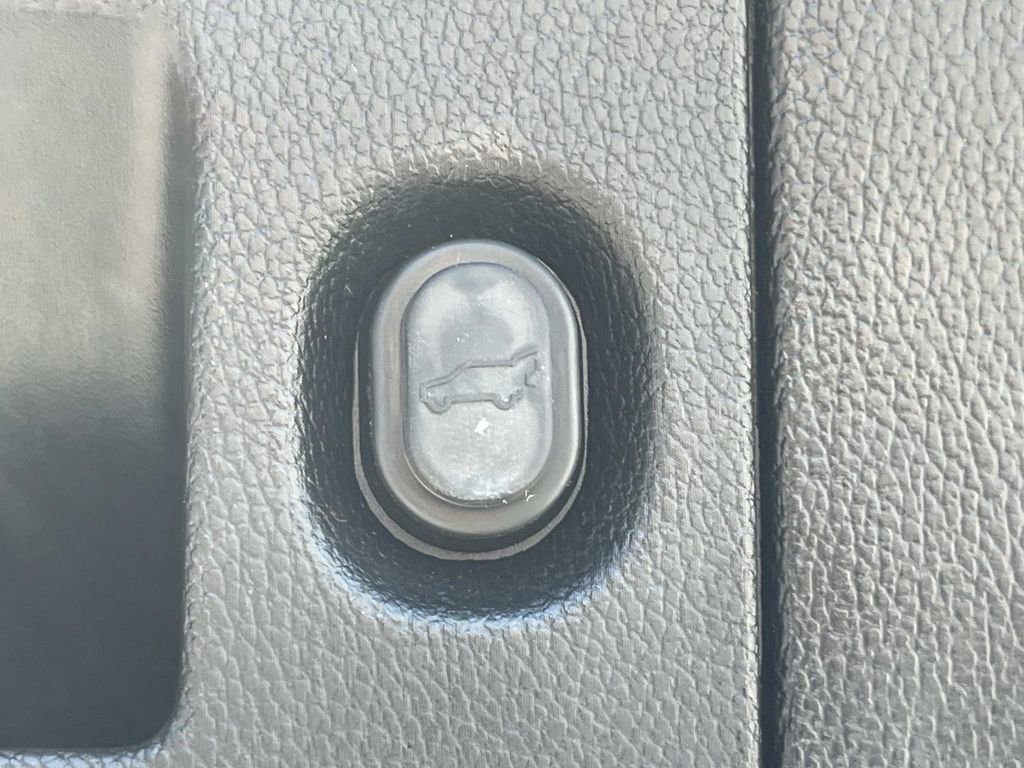 Used 2018 Cadillac Escalade Luxury AWD/4WD image 12