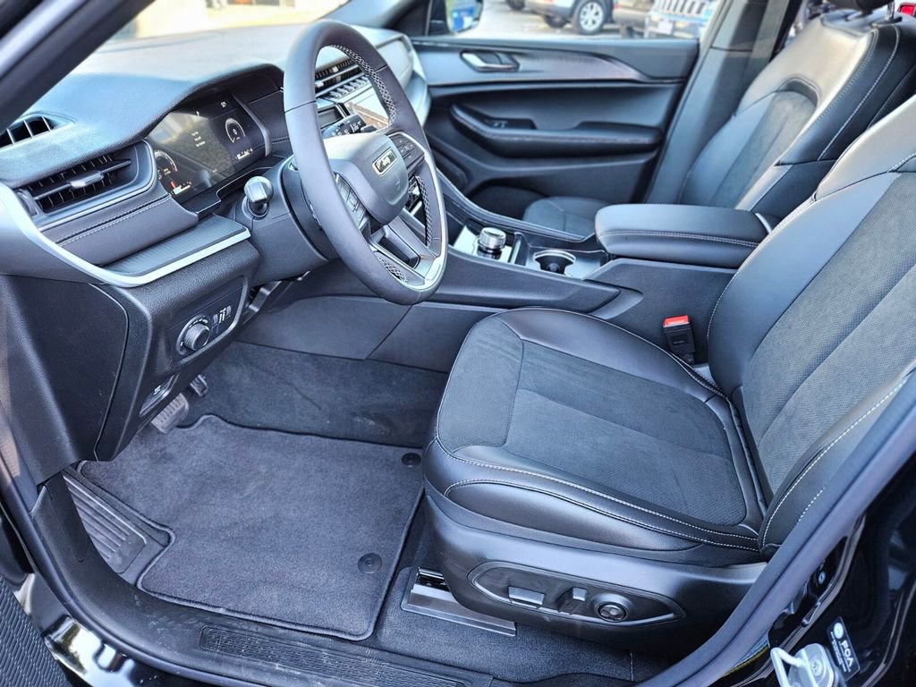 New 2025 Jeep Grand Cherokee Altitude image 18