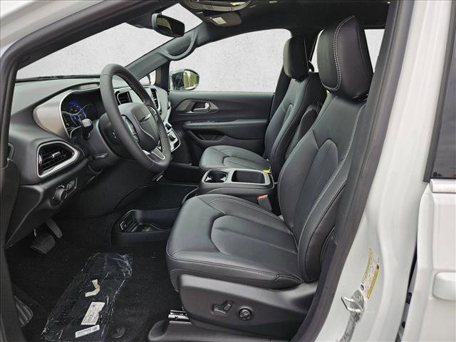 New 2025 Chrysler Voyager LX image 14