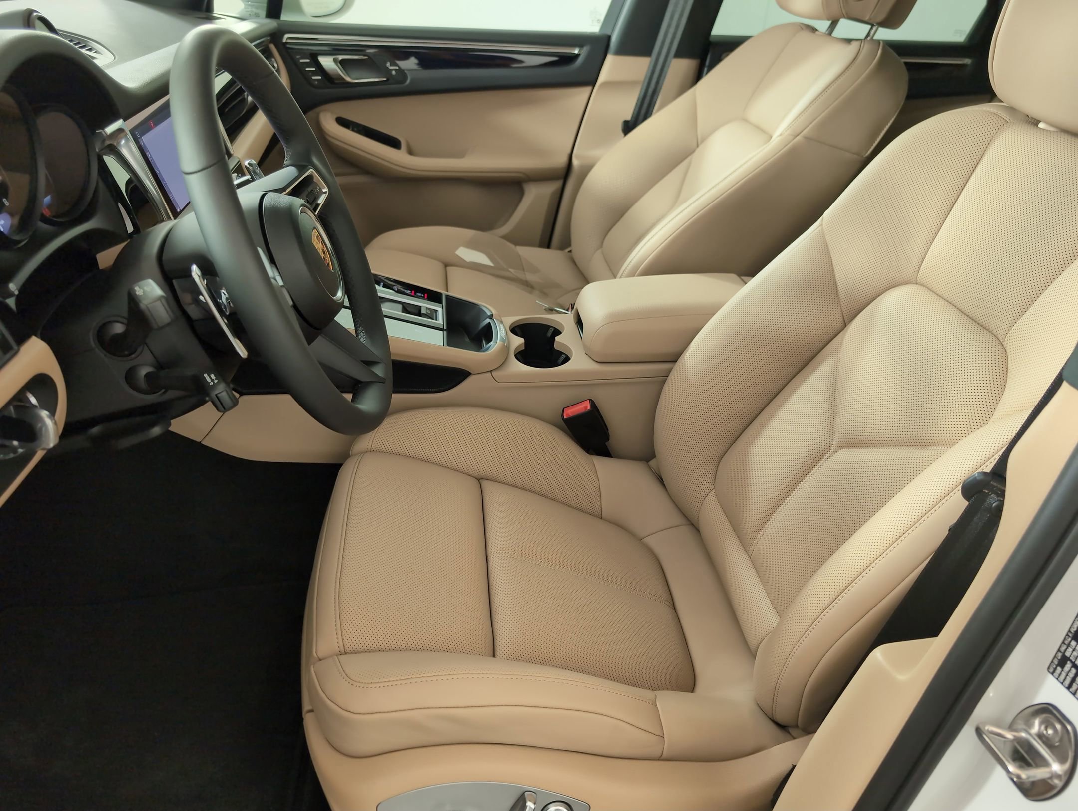 Certified 2025 Porsche Macan AWD/4WD image 5