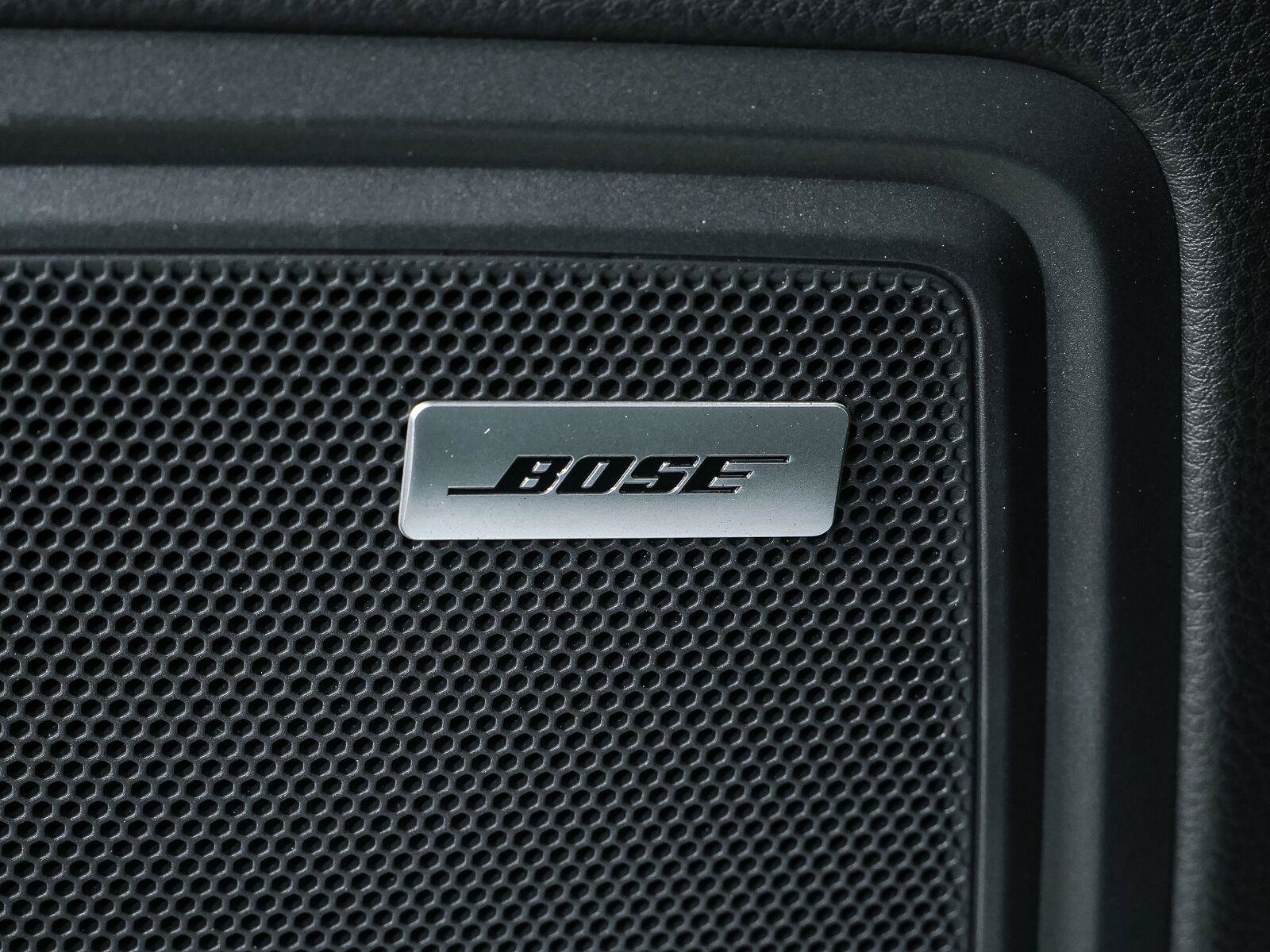 Certified 2025 Porsche Macan Turbo AWD/4WD image 7