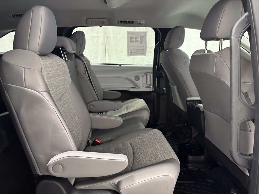 Used 2026 Toyota Sienna LE FWD image 58