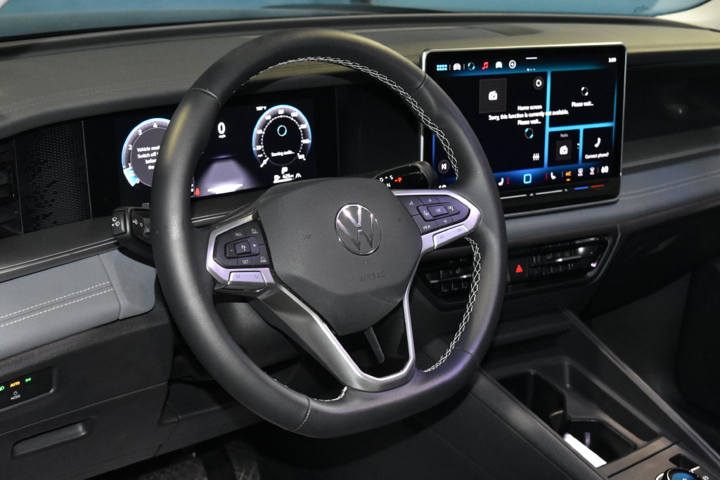 Certified 2026 Volkswagen Tiguan SE w/ Panoramic Sunroof Package AWD/4WD image 2