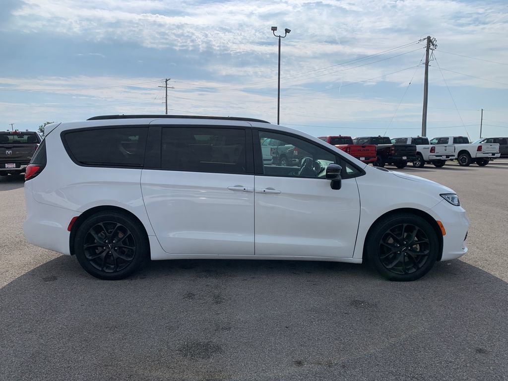 Used 2025 Chrysler Pacifica Limited FWD image 11
