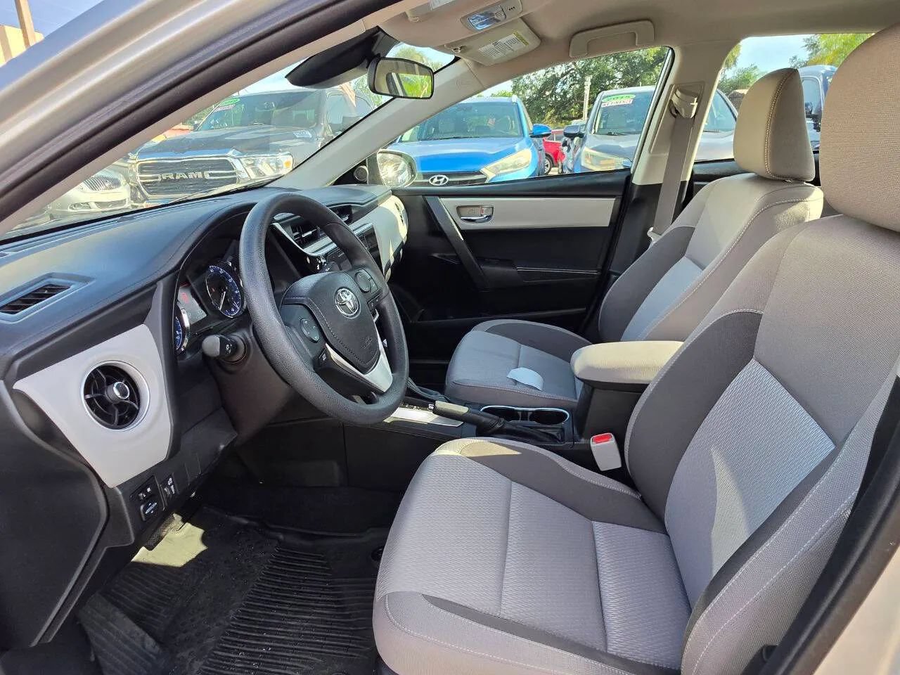 Used 2018 Toyota Corolla LE FWD image 4