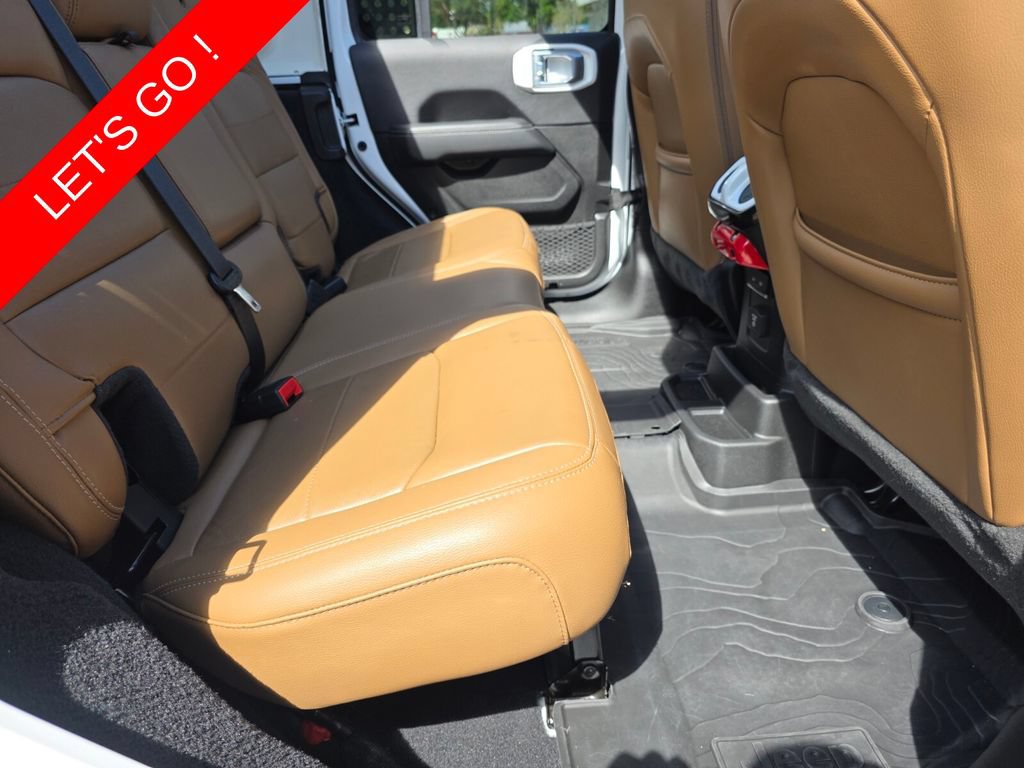 Used 2022 Jeep Wrangler Unlimited Sahara AWD/4WD image 17