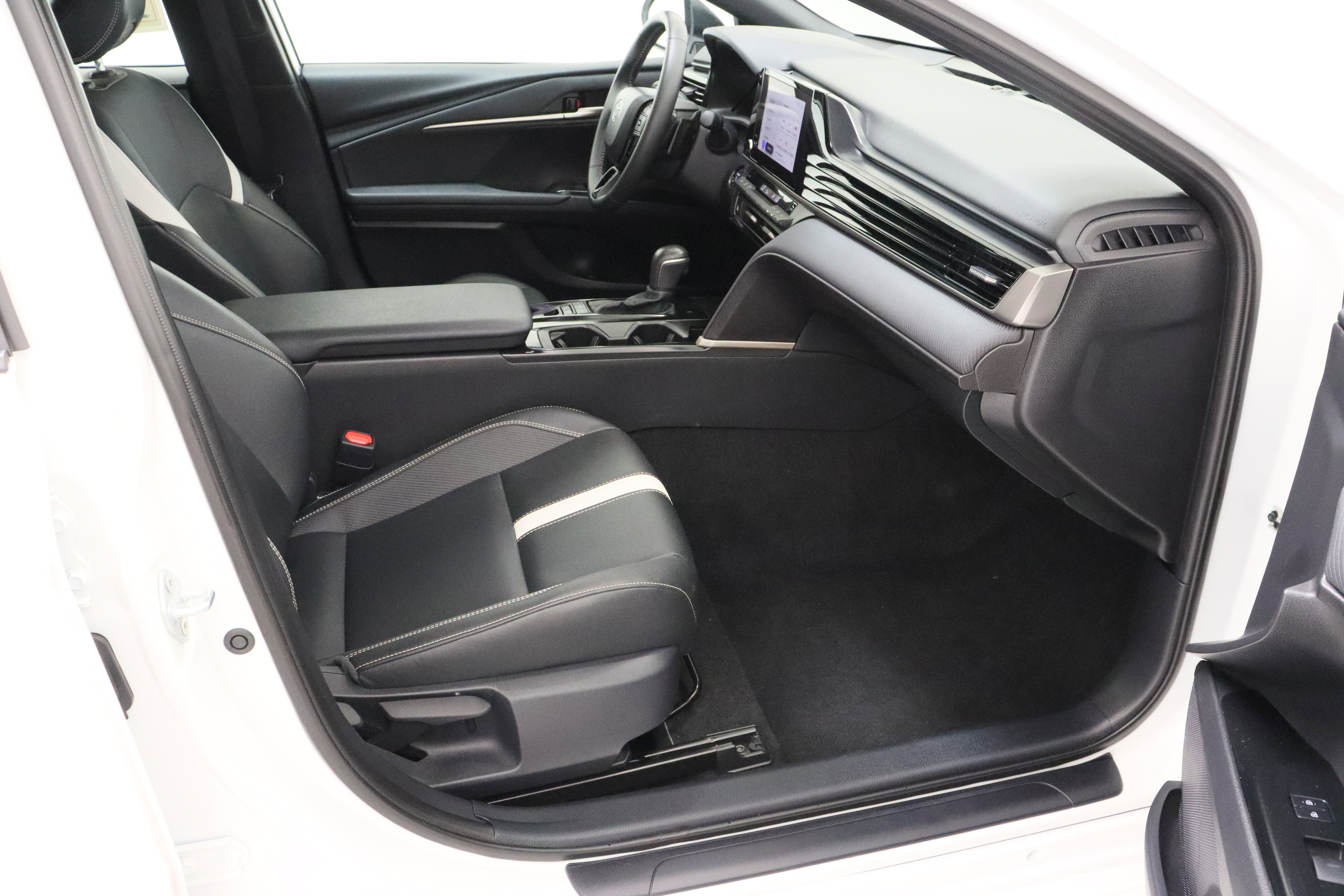 Used 2025 Toyota Camry SE FWD image 36