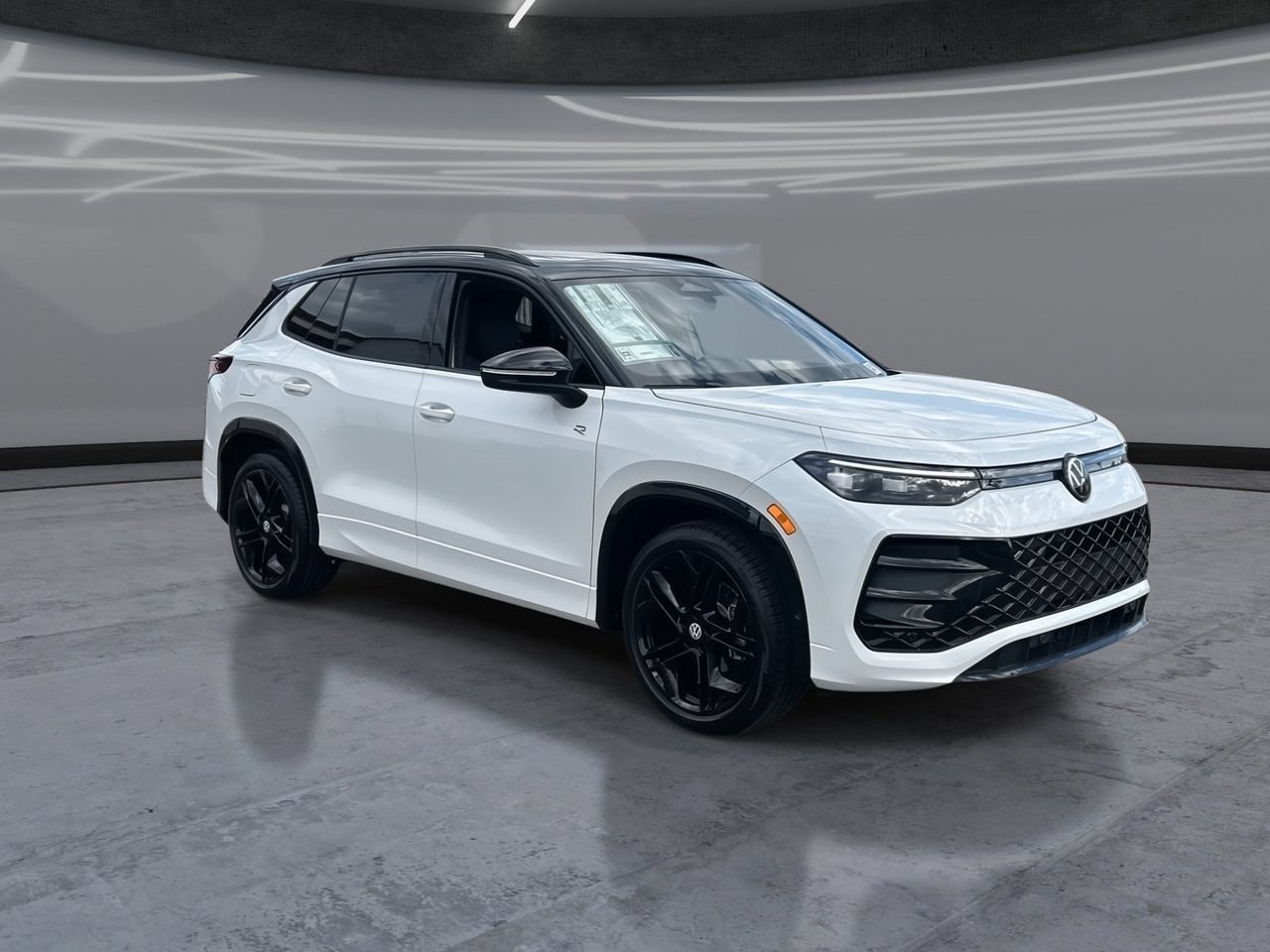 New 2026 Volkswagen Tiguan SE R-Line FWD image 2