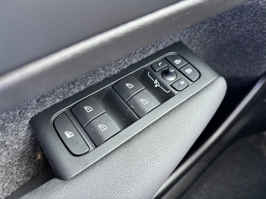 Certified 2026 Volvo XC40 B5 Core w/ Climate Package AWD/4WD image 29