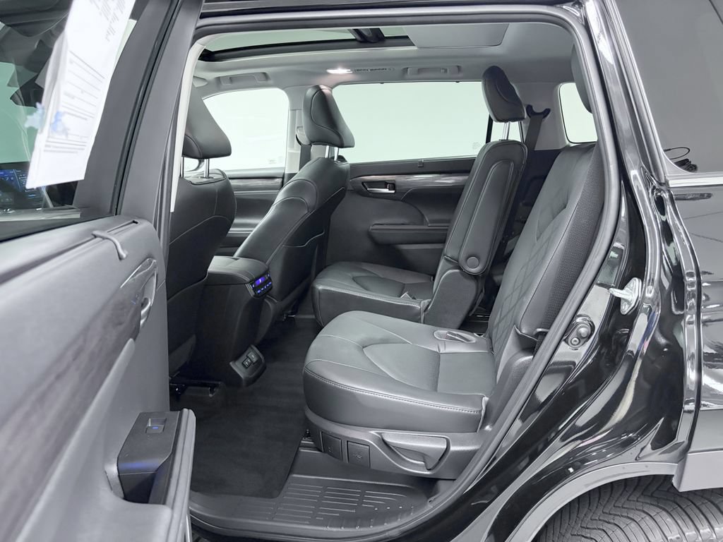 Used 2020 Toyota Highlander Platinum AWD/4WD image 16
