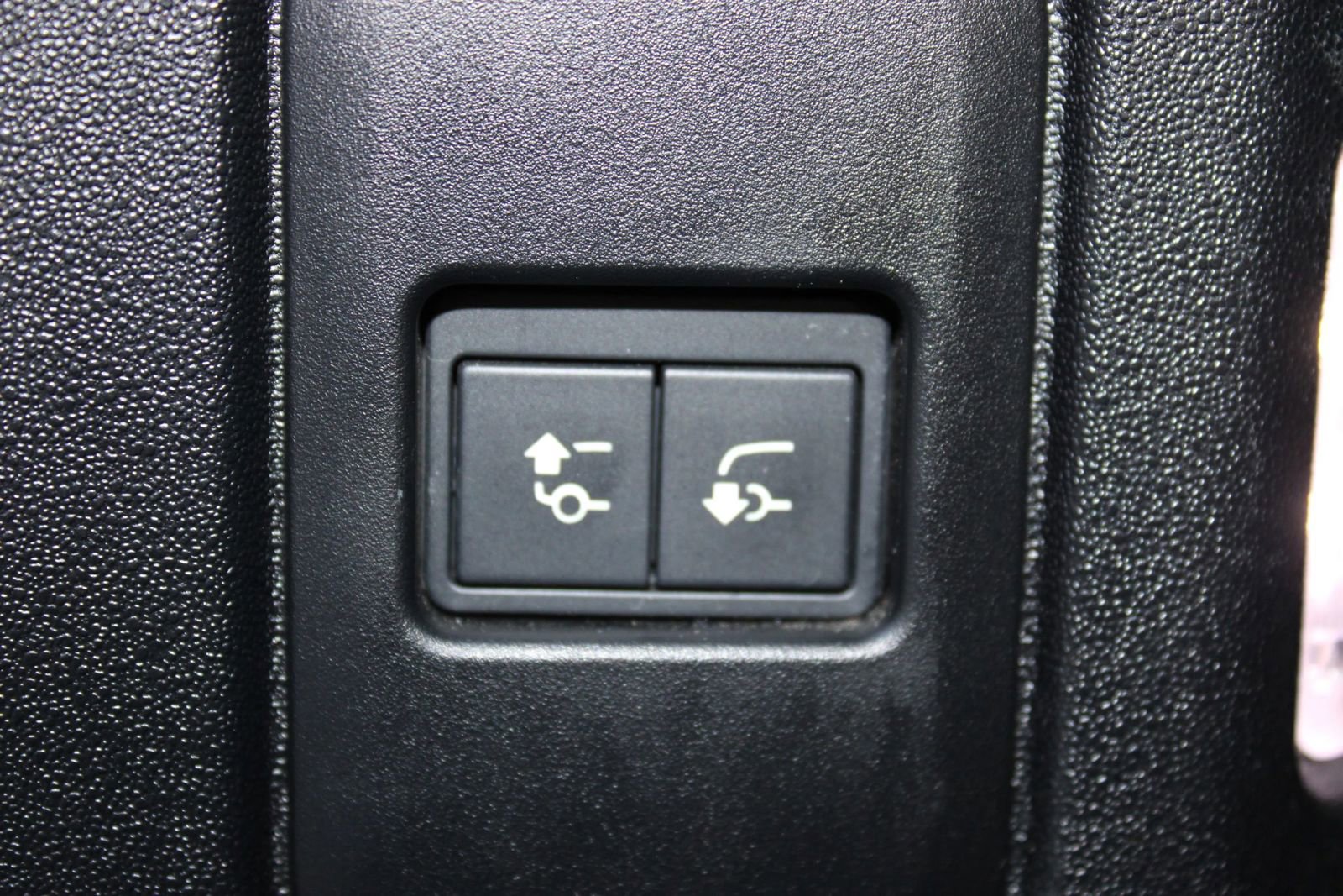 Used 2024 Land Rover Defender 110 S AWD/4WD image 9
