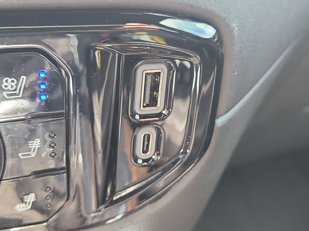 Used 2025 Chevrolet Silverado 1500 High Country w/ High Country Premium Package AWD/4WD image 25