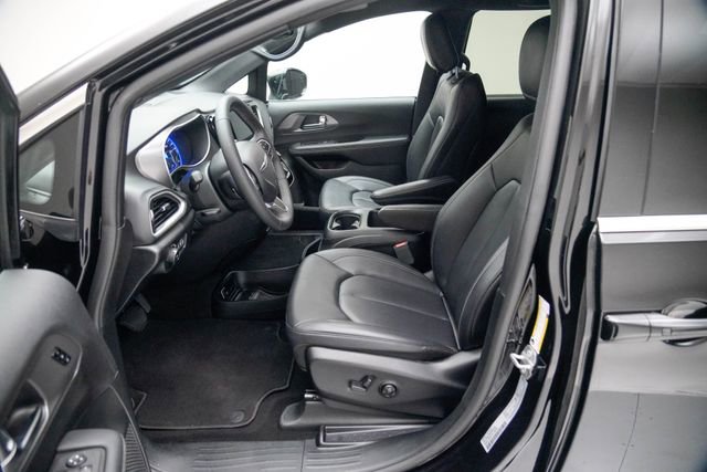 Used 2025 Chrysler Pacifica Select FWD image 15