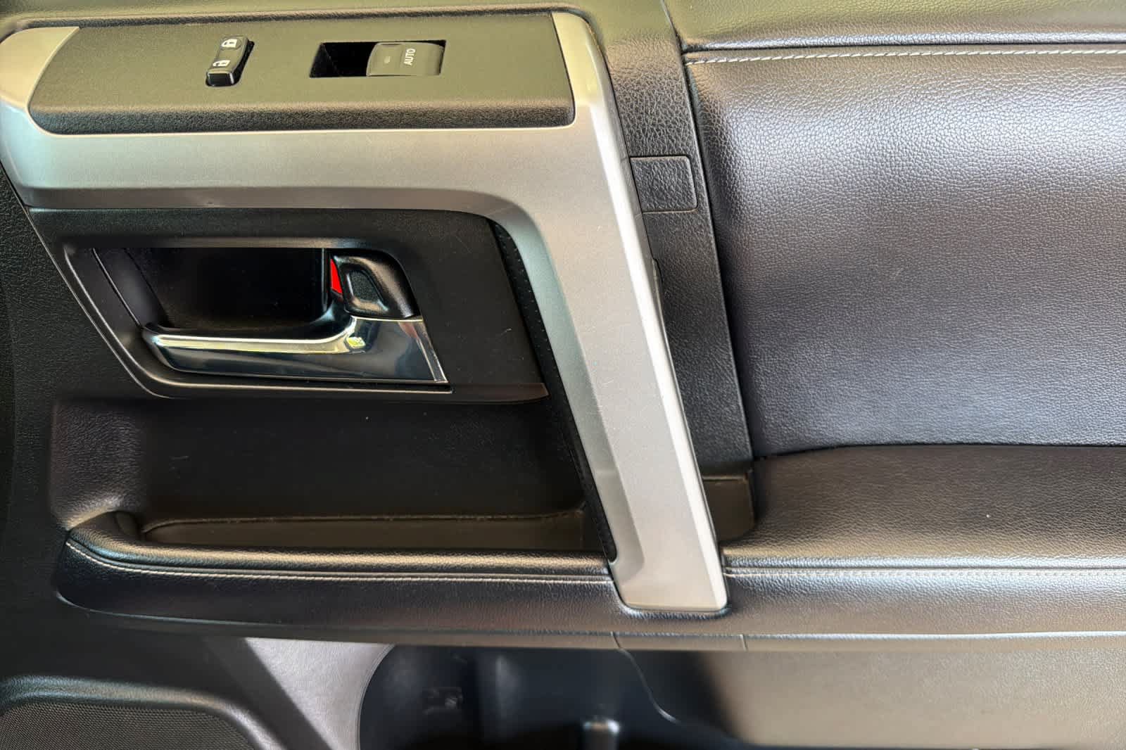 Used 2019 Toyota 4Runner SR5 AWD/4WD image 18