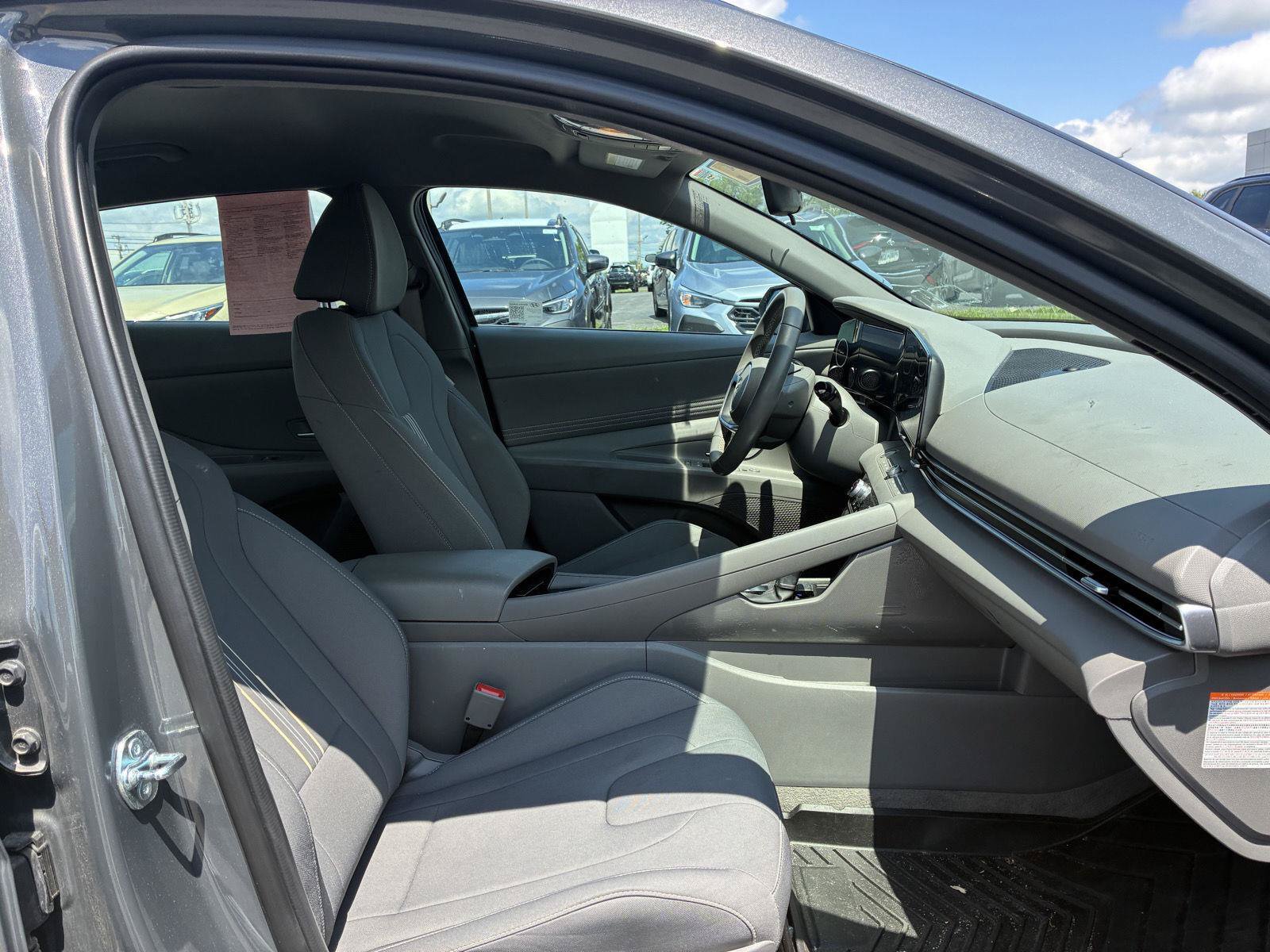 Used 2025 Hyundai Elantra SEL FWD image 13