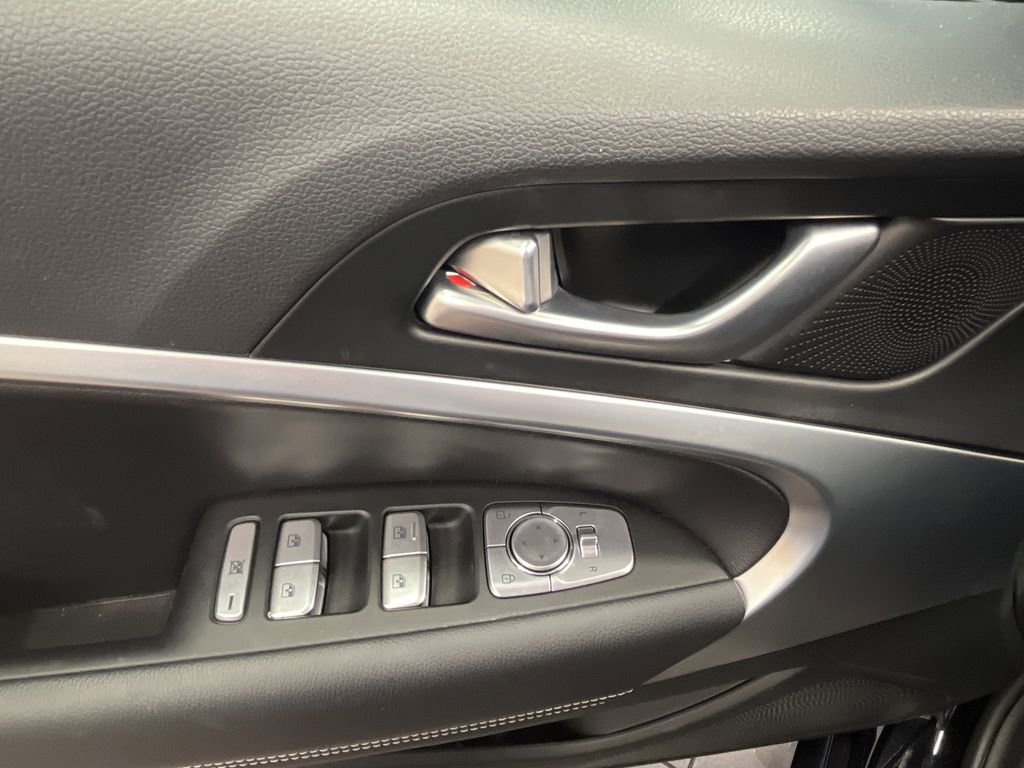 New 2025 Genesis G70 2.5T image 9