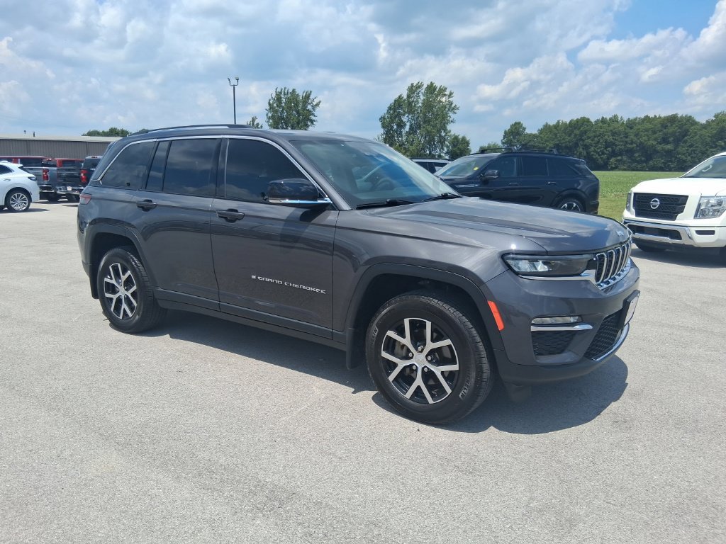 Used 2023 Jeep Grand Cherokee Limited AWD/4WD image 2
