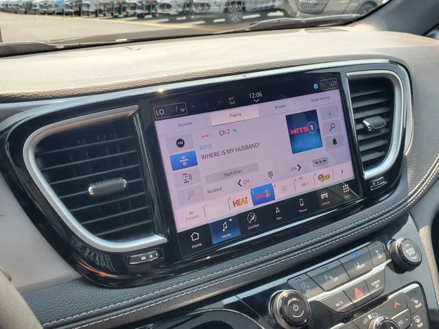 Used 2025 Chrysler Pacifica Limited FWD image 35