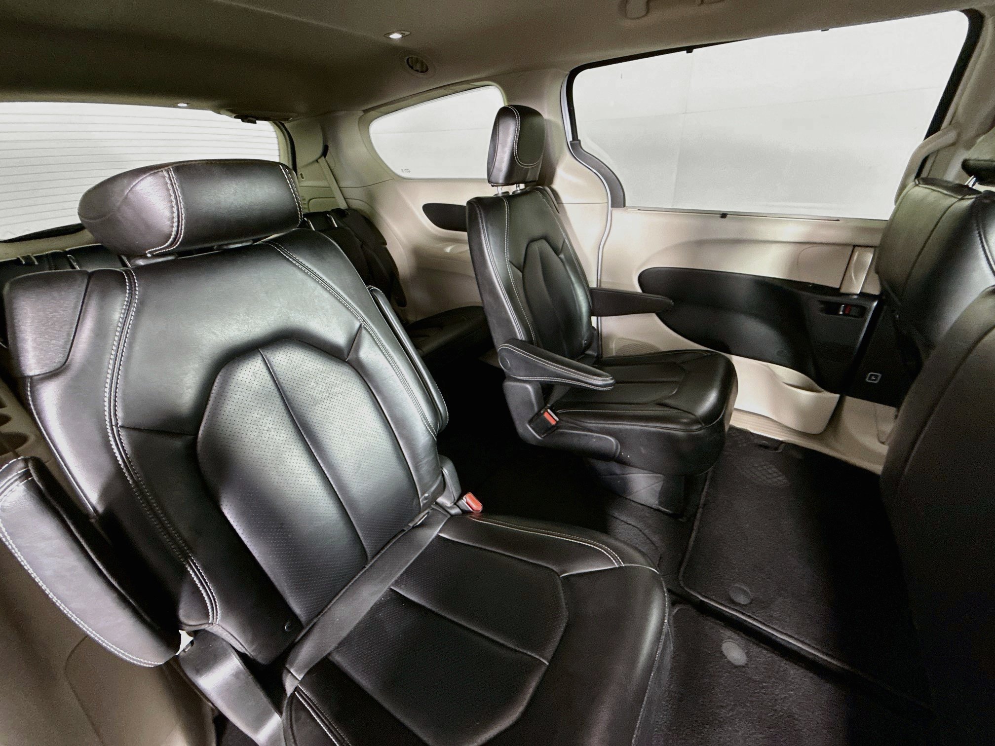 Used 2023 Chrysler Pacifica Touring-L FWD image 33
