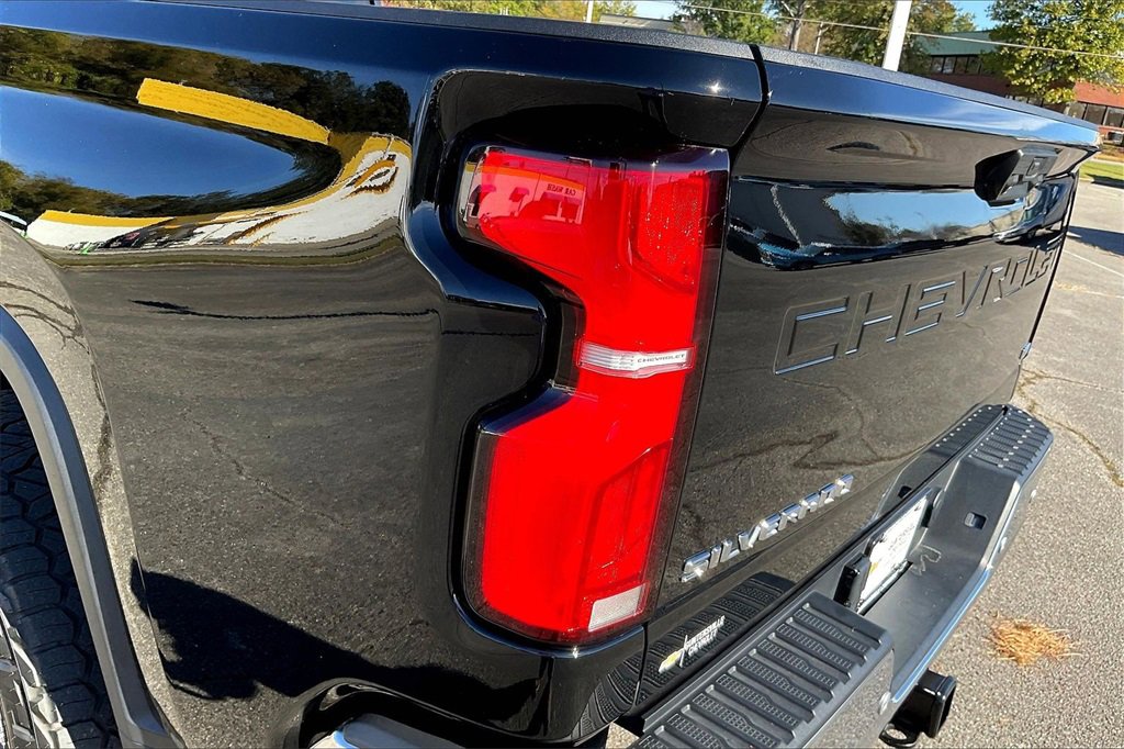 Used 2024 Chevrolet Silverado 2500 LTZ w/ LTZ Convenience Package image 31