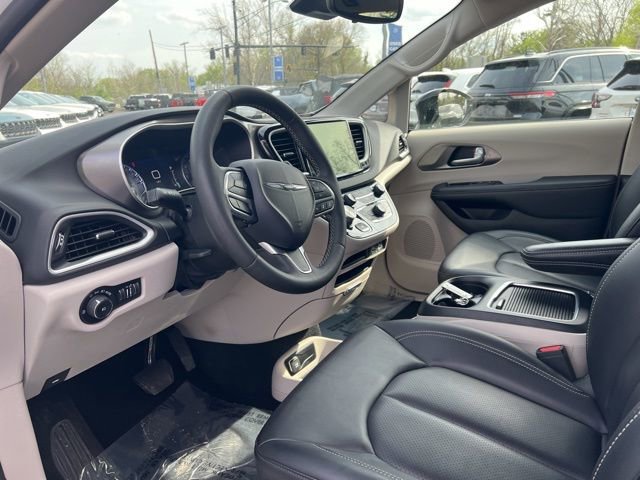 Used 2024 Chrysler Pacifica Touring-L FWD image 2