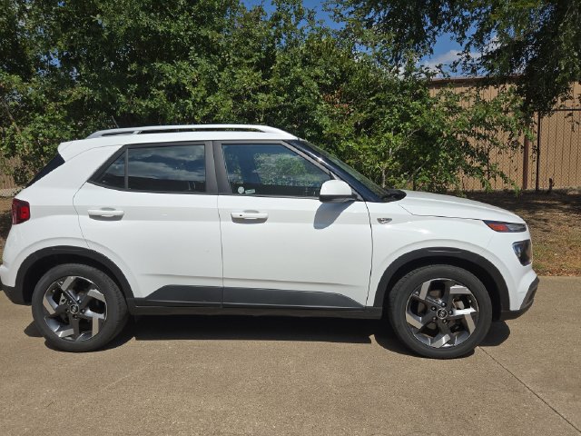 Used 2025 Hyundai Venue SEL FWD image 4