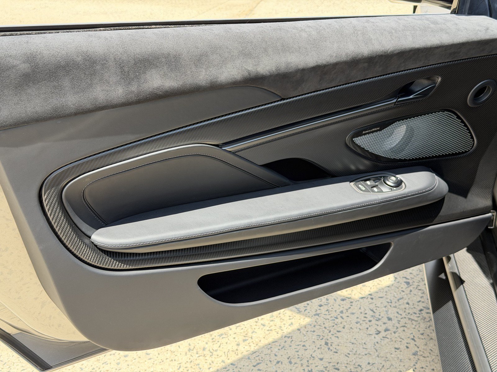 Used 2025 Aston Martin Vanquish RWD image 18