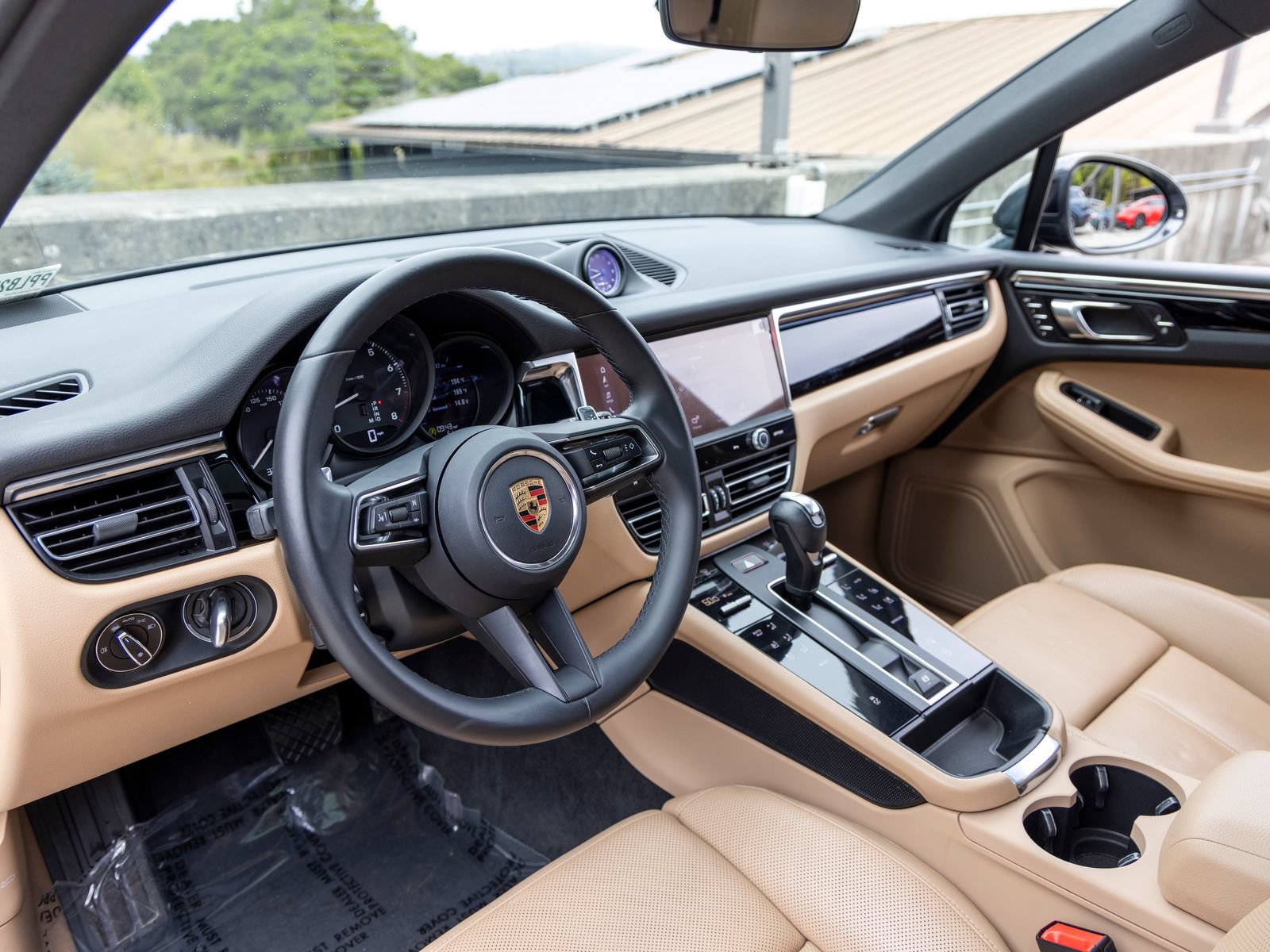 Certified 2023 Porsche Macan AWD/4WD image 4