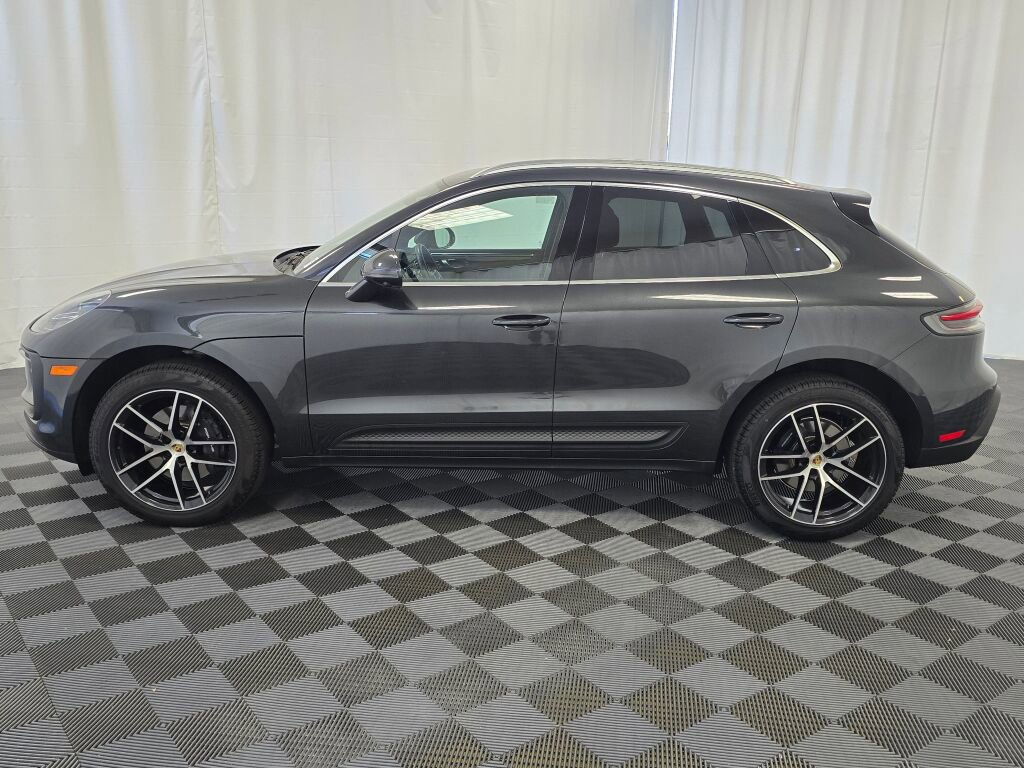 Certified 2024 Porsche Macan image 2