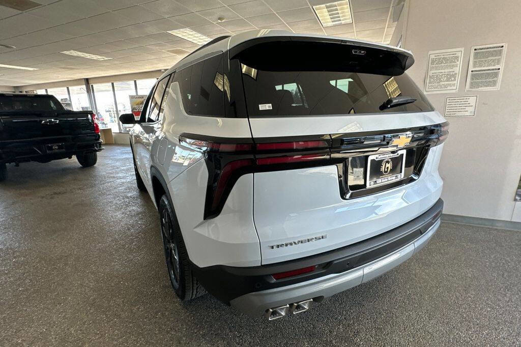 New 2026 Chevrolet Traverse LT w/ Sun and Wheel Package image 2