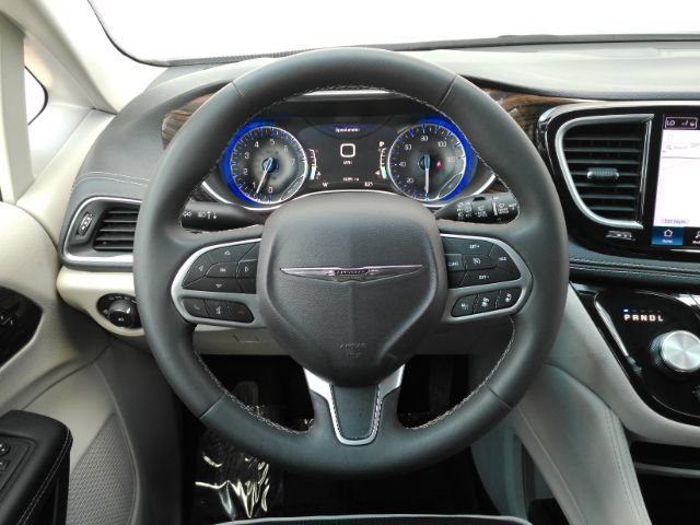 Used 2023 Chrysler Pacifica Limited FWD image 39