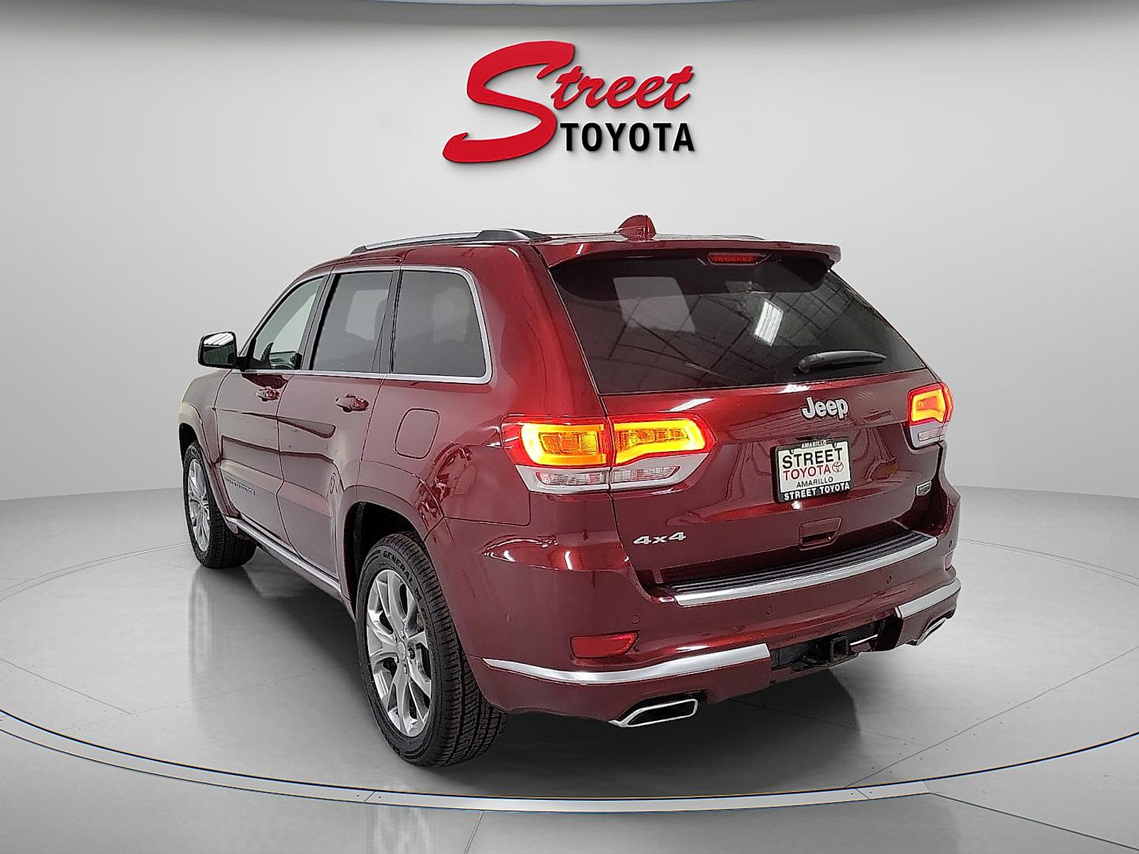 Used 2021 Jeep Grand Cherokee Summit AWD/4WD image 2