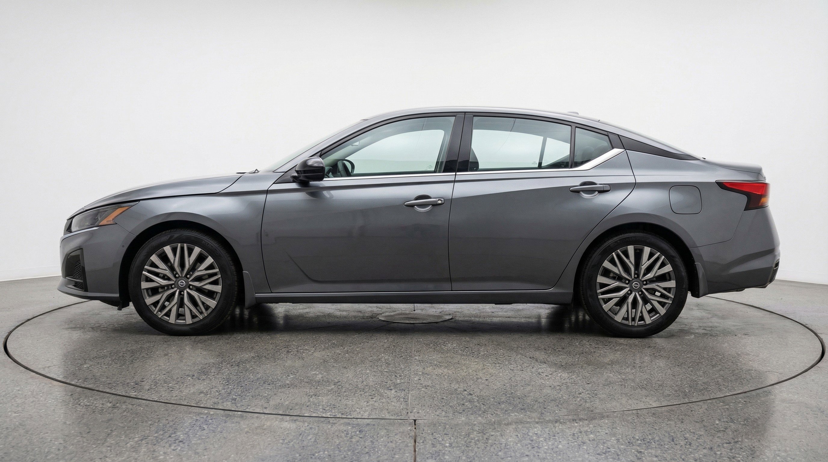 Used 2025 Nissan Altima 2.5 SV FWD image 5