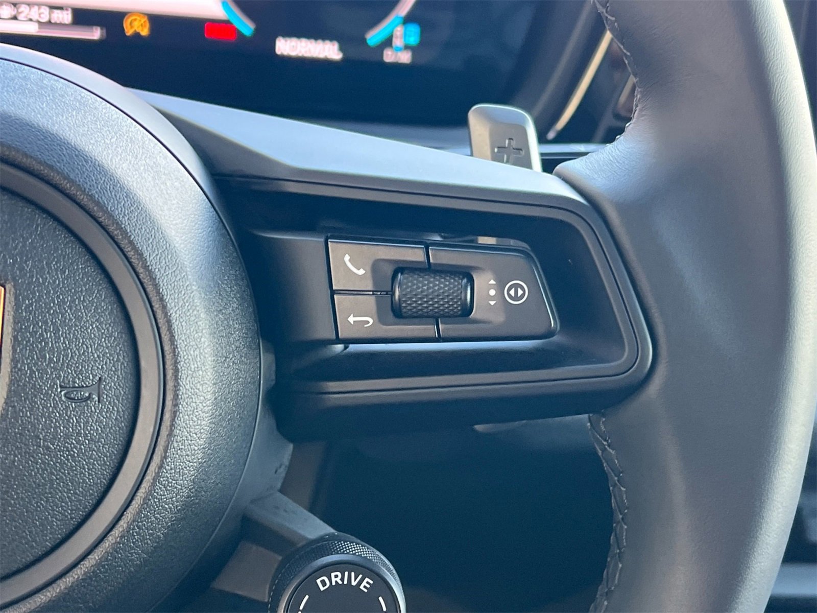 Certified 2025 Porsche Cayenne image 30
