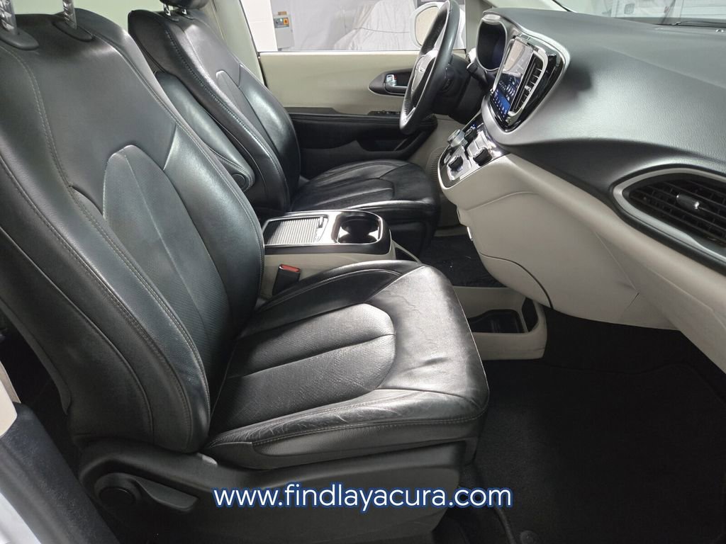 Used 2022 Chrysler Pacifica Touring-L image 16